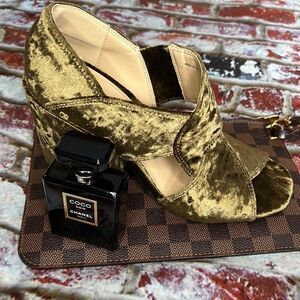 Cabi brand green velvet heels
